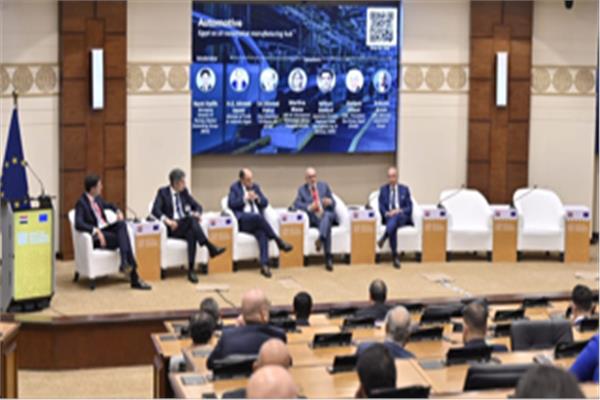 المهندس أحمد سمير وزير التجارة والصناعة بفاعليات جلسة