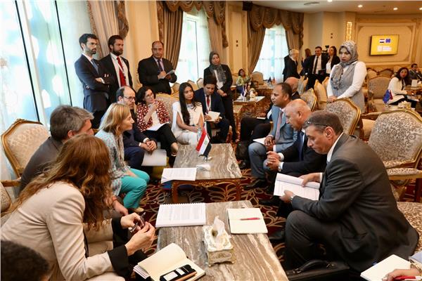 وزير النقل يلتقي نائب رئيس بنك الاستثمار الأوروبي
