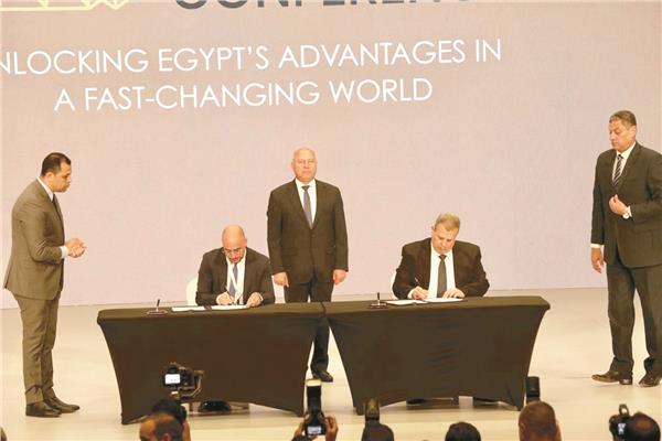 وزير النقل يشهد توقيع اتفاقية مع شركة ميرمك الإيطالية