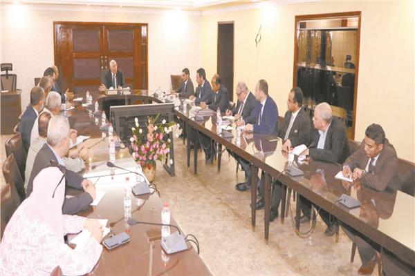 وزير الزراعة خلال اجتماعه مع قيادات الوزارة لمتابعة الملفات  الجارى تنفيذها