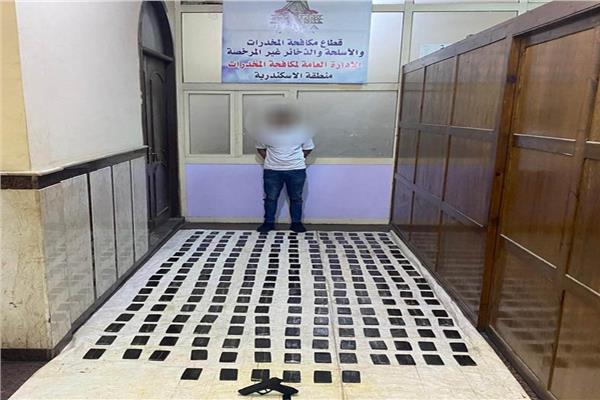 المتهم وبحوزته المضبوطات