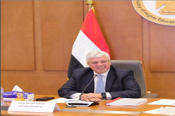 الدكتور أيمن عاشور وزير التعليم العالي والبحث العلمي