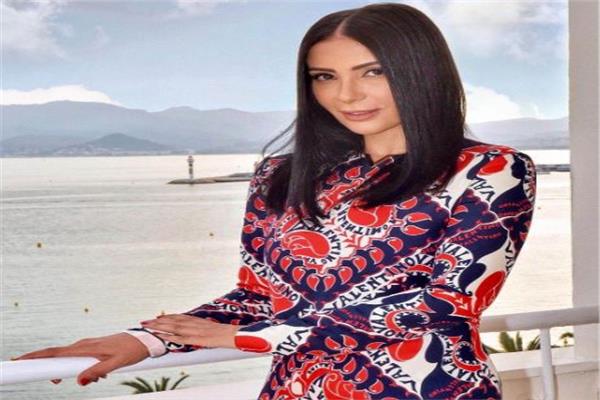الفنانة  مني زكي