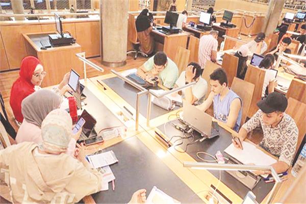 طلاب داخل مكتبة الإسكندرية للمذاكرة