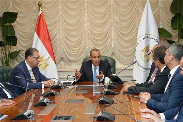 وزير الخارجية والهجرة يجتمع مع قيادات وأعضاء قطاع الهجرة بالوزارة