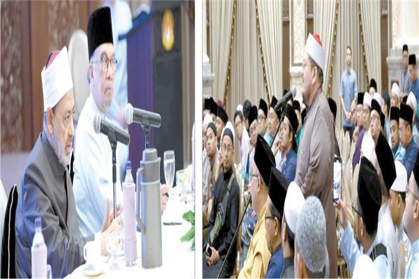 الإمام الأكبر اثناء محاورته لعلماء ماليزيا وشبابها
