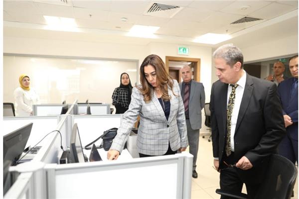 وزيرة التنمية المحلية تقوم بجولة للتعرف على الموظفين 