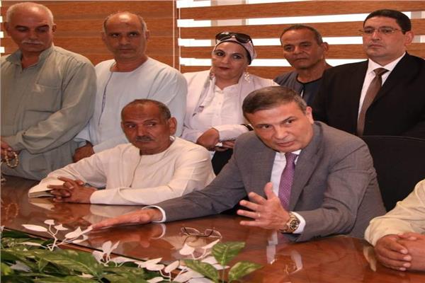 وزير الزراعة يلتقي عددا من المزارعين في أول يوم عمل له بالوزارة
