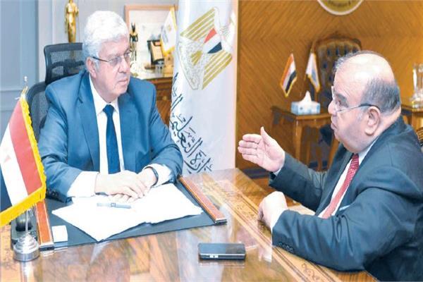 د. أيمن عاشور أثناء حواره مع الكاتب الصحفى رفعت فياض