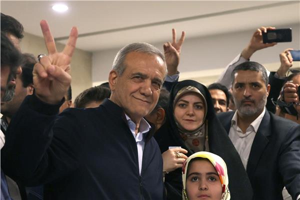  الرئيس الإيراني الجديد مسعود بيزشكيان مع بعض أنصاره - صورة من «أ ف ب»