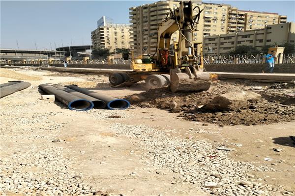 عمال تنفيذ خط مياه