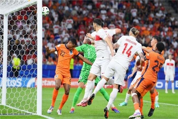 جانب من مباراة هولندا وتركيا