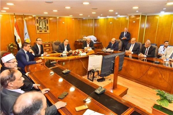 محافظ أسيوط أثناء الاجتماع