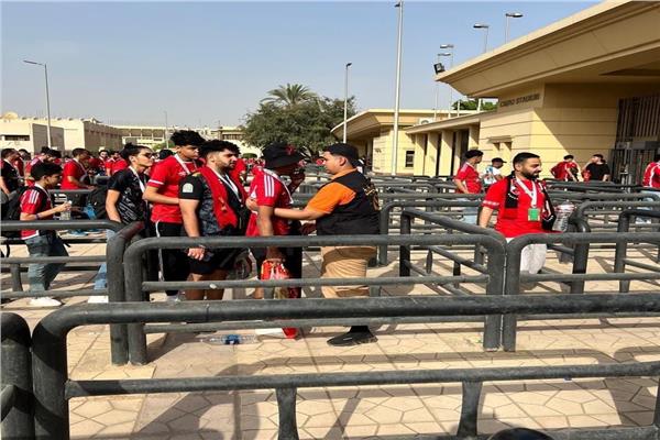 رجال الأمن أمام الاستاد