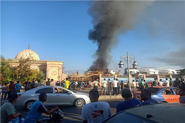حريق داخل «أزق» صناعة وصيانة اليخوت واللنشات السياحية بمنطقة الميناء بالغردقة