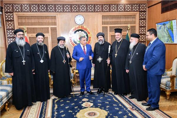 اللواء طارق مرزوق محافظ الدقهلية ووفد  من المهنئين من الكنيسة