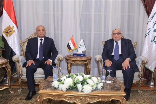 رئيس هيئة النيابة الإدارية خلال تقديمه التهنئة لرئيس مجلس الدولة