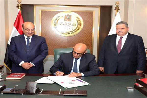 الدكتور محمد عبداللطيف وزير التربية والتعليم خلال اعتماده نتيجة الدبلومات الفنية