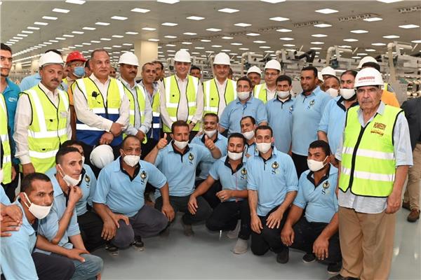 وزير قطاع الأعمال مع عمال ومهندسي  شركة مصر للغزل والنسيج