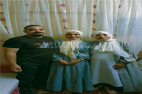 الأولي على الدبلومات الفنية بالقليوبية مع أسرتها