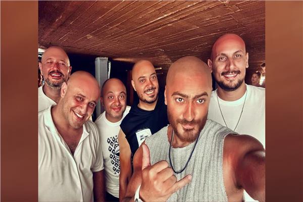  تامر حسني بإطلالة جديدة حليق الرأس
