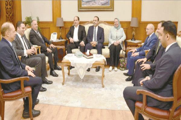 محافظ بورسعيد خلال اجتماعه مع مسئولى الأحياء