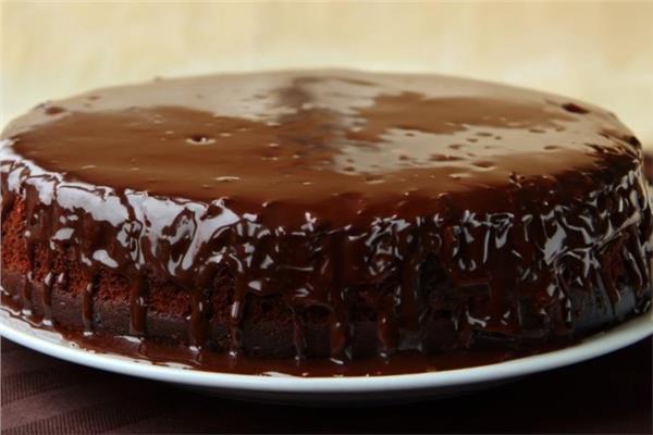 طريقة عمل الكيكة بصوص الشوكولاتة 
