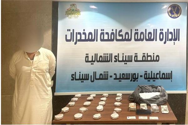 المتهم وبحوزته المضبوطات