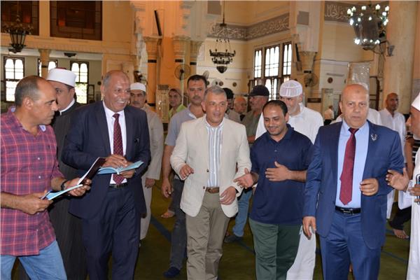 محافظ الإسماعيلية يؤدي صلاة الجمعة بمسجد أبوبكر الصديق 
