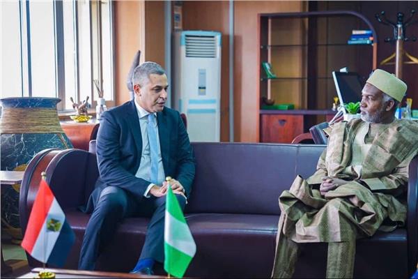 السفير محمد فؤاد سفير جمهورية مصر العربية فى نيجيريا مع وزير خارجية نيجيريا يوسف توجار