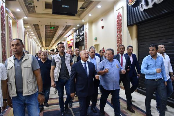   وزير الصناعة والنقل في جولة مفاجئة بمحطة مصر برمسيس   