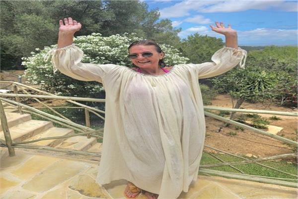 الفنانة يسرا