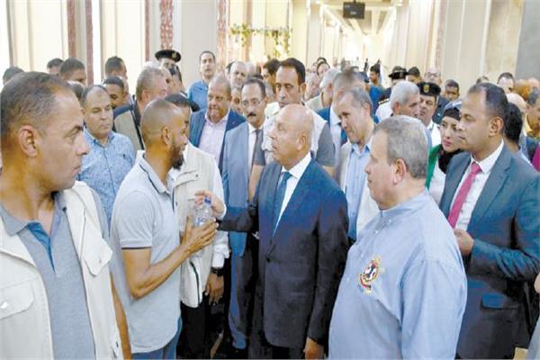 الفريق كامل الوزير خلال تفقده محطة مصر