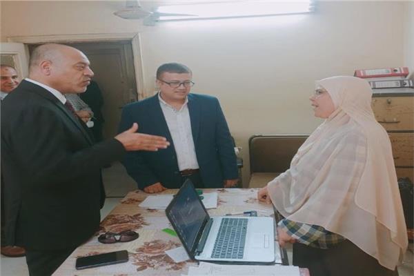 وزير العمل في زيارة مفاجأة 