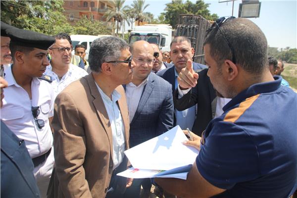 المهندس عادل النجار محافظ الجيزة خلال جولة تفقدية 
