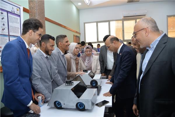 الدكتور أحمد المنشاوي خلال افتتاح معرض مشروعات تخرج طلاب كلية الهندسة