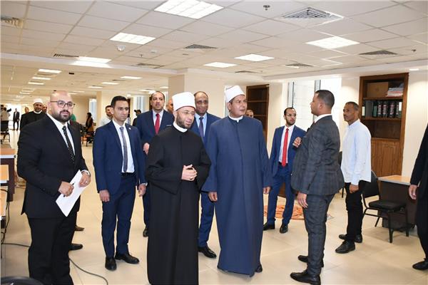 وزير الأوقاف أثناء متابعة سير العمل