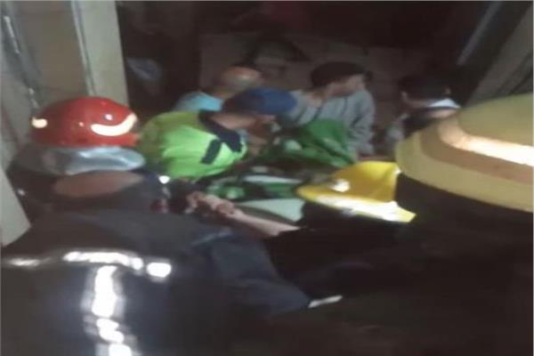 جانب من قيام امن القاهرة بنقل احد المسنين الي المستشفي