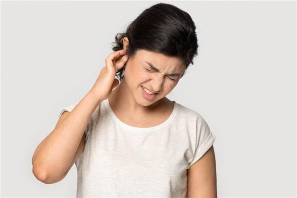 أسباب وأعراض طنين الأذن وطرق علاجه