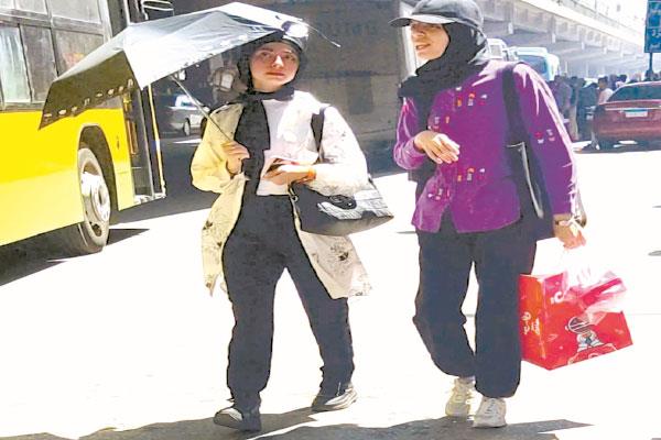  المواطنون يواجهون الموجة الحارة  .. تصوير: حسن يوسف