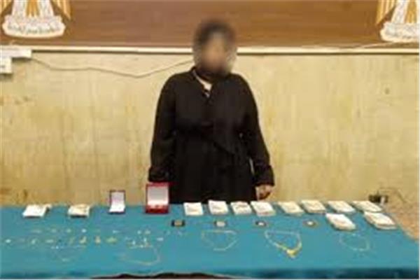 المتهمة وبحوزتها المضبوطات
