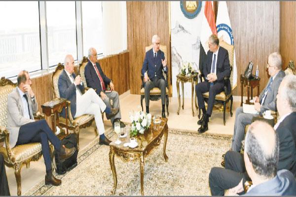 وزير البترول خلال اجتماعه لمتابعة مشروع مجمع إنتاج السولار