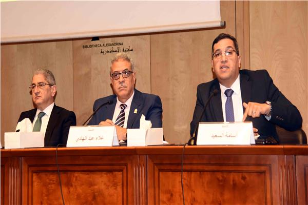 الدكتور أسامة السعيد رئيس تحرير جريدة الأخبار خلال الندوة