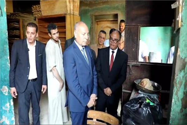  محافظ القاهرة في جولة مفاجأة على مخابز حي حلوان