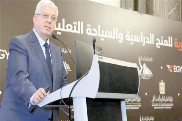 وزير التعليم العالى خلال الإعلان عن فتح باب التقديم على المنصة