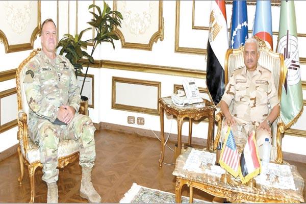 الفريق أول عبد المجيد صقر خلال لقائه الفريق أول مايكل كوريلا