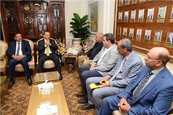 محافظ أسيوط خلال لقائه وفد قطاع مصانع أسيوط للأسمدة