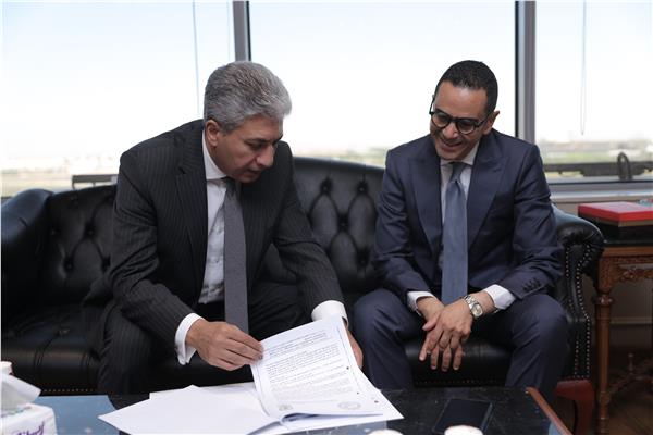 وزير السياحة والآثار ووزير الاستثمار يناقشان الخطط المستقبلية