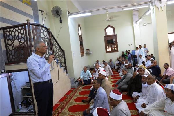 محافظ أسوان يستمع لمطالب أهالي النوبة