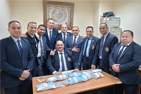 رجال جمارك مطار شرم الشيخ وأمامهم المضبوطات